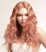 Modell von pureton, rosefarbene, lange, gelockte haare