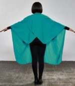 grüner haarschneideumhang mit model