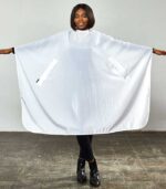 weißer haarschneideumhang mit model